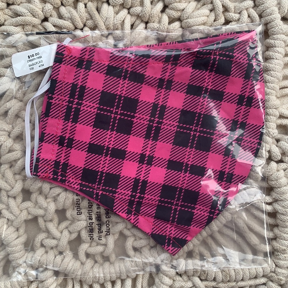 💕 Women’s scarf, t shirt, and mask bundle - Picture 4 of 4